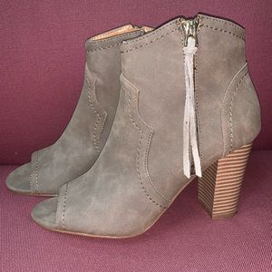 Heeled , open toe booties